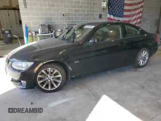 2011 BMW 3 Series 335i xDrive z VIN WBAKF9C5XBE262291, wystawiony jako Copart lot #67319795 z przebiegiem 68 726 mil mil oraz Szkoda całkowita • Salvage title. Historia ofert i sprzedaży dostępna na DreamBid. Obrazek 1.
