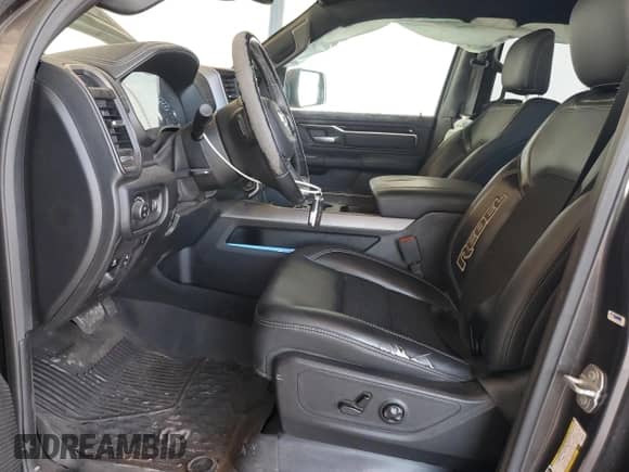 2020 Ram 1500 Rebel z VIN 1C6SRFLT4LN385004, wystawiony jako Copart lot #81076245 z przebiegiem 74 355 mil mil oraz Szkoda całkowita • Salvage title. Historia ofert i sprzedaży dostępna na DreamBid. Obrazek 7.