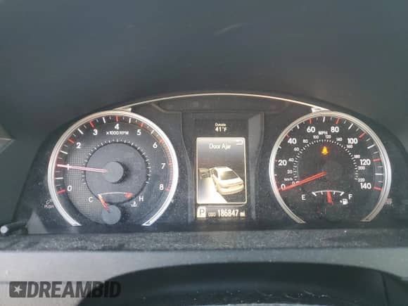 2015 Toyota Camry SE z VIN 4T1BF1FK9FU904870, wystawiony jako Copart lot #86140045 z przebiegiem 186 847 mil mil oraz Szkoda całkowita • Salvage title. Historia ofert i sprzedaży dostępna na DreamBid. Obrazek 9.