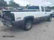 2000 Chevrolet Silverado 2500 LS z VIN 1GCGK29U5YE299414, wystawiony jako IAAI lot #42521136 z przebiegiem 246 128 mil mil oraz . Historia ofert i sprzedaży dostępna na DreamBid. Obrazek 4.