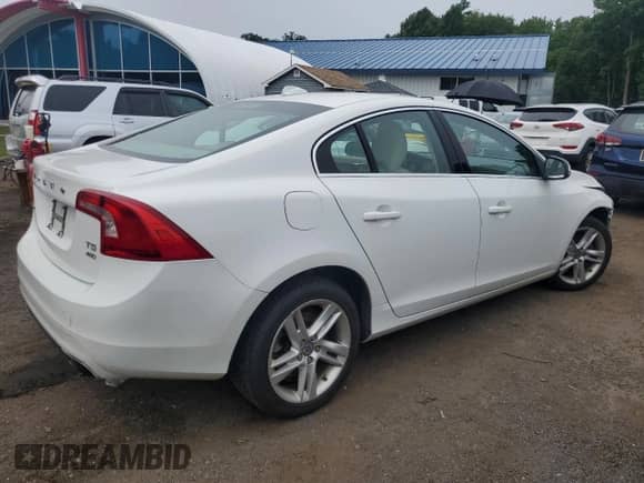 2015 Volvo S60 T5 Premier z VIN YV1612TBXF1310718, wystawiony jako Copart lot #67234645 z przebiegiem 151 555 mil mil oraz Szkoda całkowita • Salvage title. Historia ofert i sprzedaży dostępna na DreamBid. Obrazek 3.