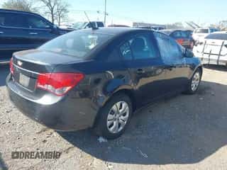 2013 Chevrolet Cruze LS z VIN 1G1PA5SH7D7181258, wystawiony jako IAAI lot #43444590 z przebiegiem 240 428 mil mil oraz . Historia ofert i sprzedaży dostępna na DreamBid. Obrazek 4.