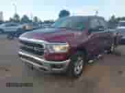 2020 Ram 1500 Big Horn z VIN 1C6SRFBT6LN125026, wystawiony jako IAAI lot #43127444 z przebiegiem 140 571 mil mil oraz . Historia ofert i sprzedaży dostępna na DreamBid. Obrazek 2.