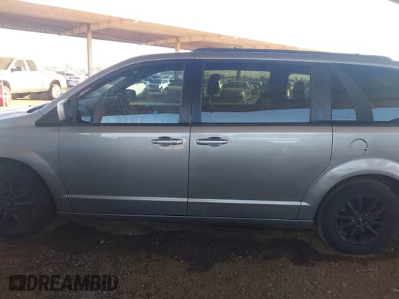 2019 Dodge Grand Caravan GT z VIN 2C4RDGEG1KR671406, wystawiony jako IAAI lot #43370010 z przebiegiem 147 333 mil mil oraz . Historia ofert i sprzedaży dostępna na DreamBid. Obrazek 14.