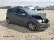 2012 Chevrolet Sonic LT z VIN 1G1JD6SH4C4231312, wystawiony jako Copart lot #43200445 z przebiegiem 94 655 mil mil oraz Szkoda całkowita • Salvage title. Historia ofert i sprzedaży dostępna na DreamBid. Obrazek 4.