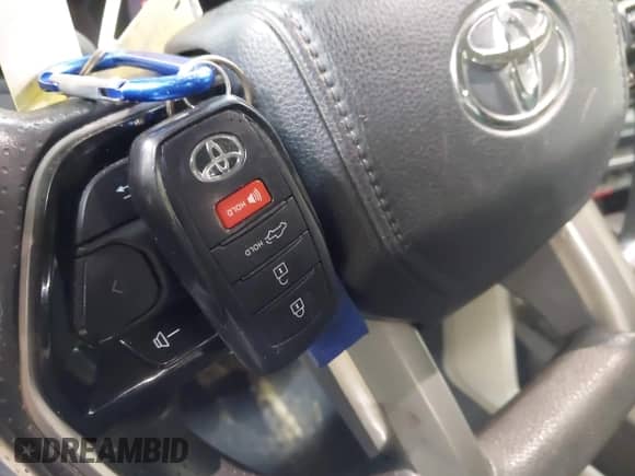 2023 Toyota Tundra SR5 z VIN 5TFLA5DAXPX063554, wystawiony jako IAAI lot #41943423 z przebiegiem 82 823 mil mil oraz . Historia ofert i sprzedaży dostępna na DreamBid. Obrazek 11.