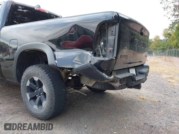 2019 Ram 1500 Rebel z VIN 1C6SRFET2KN705108, wystawiony jako IAAI lot #43163417 z przebiegiem 110 932 mil mil oraz . Historia ofert i sprzedaży dostępna na DreamBid. Obrazek 6.