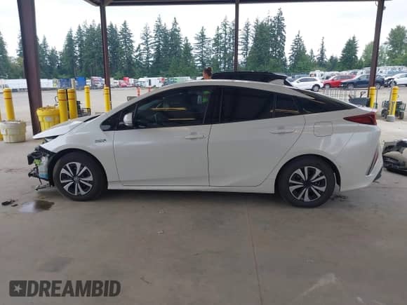 2018 Toyota Prius Plus z VIN JTDKARFP6J3073923, wystawiony jako IAAI lot #42580231 z przebiegiem 119 619 mil mil oraz . Historia ofert i sprzedaży dostępna na DreamBid. Obrazek 15.