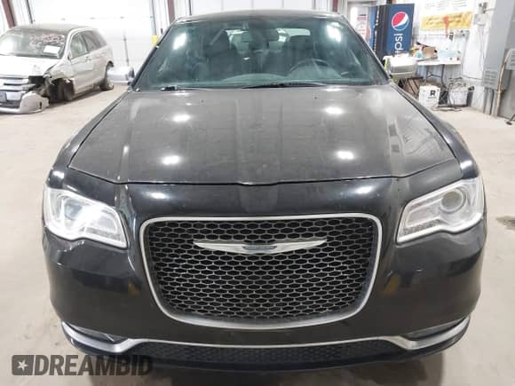 2017 Chrysler 300 C Platinum z VIN 2C3CCASGXHH651135, wystawiony jako IAAI lot #43174943 z przebiegiem 101 651 mil mil oraz . Historia ofert i sprzedaży dostępna na DreamBid. Obrazek 12.