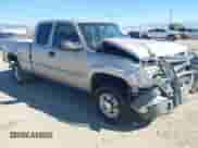 2004 Chevrolet Silverado 2500HD Work Truck z VIN 1GCHK29UX4E248716, wystawiony jako IAAI lot #43273136 z przebiegiem 174 439 mil mil oraz . Historia ofert i sprzedaży dostępna na DreamBid. Obrazek 1.