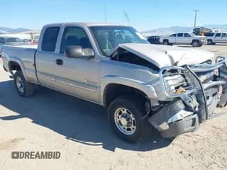 2004 Chevrolet Silverado 2500HD Work Truck z VIN 1GCHK29UX4E248716, wystawiony jako IAAI lot #43273136 z przebiegiem 174 439 mil mil oraz . Historia ofert i sprzedaży dostępna na DreamBid. Obrazek 1.