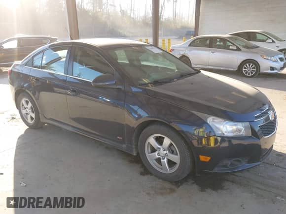 2014 Chevrolet Cruze 1LT z VIN 1G1PC5SB7E7473340, wystawiony jako IAAI lot #43386925 z przebiegiem 84 905 mil mil oraz . Historia ofert i sprzedaży dostępna na DreamBid. Obrazek 1.