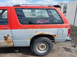 1984 Chevrolet Blazer z VIN 1G8CT18B1E8203630, wystawiony jako IAAI lot #42143372 z przebiegiem 15 mil mil oraz . Historia ofert i sprzedaży dostępna na DreamBid. Obrazek 6.