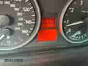 2007 BMW 3 Series 328i z VIN WBAVA37557NE29329, wystawiony jako Copart lot #90951755 z przebiegiem 168 081 mil mil oraz Czysty tytuł • Clean title. Historia ofert i sprzedaży dostępna na DreamBid. Obrazek 8.