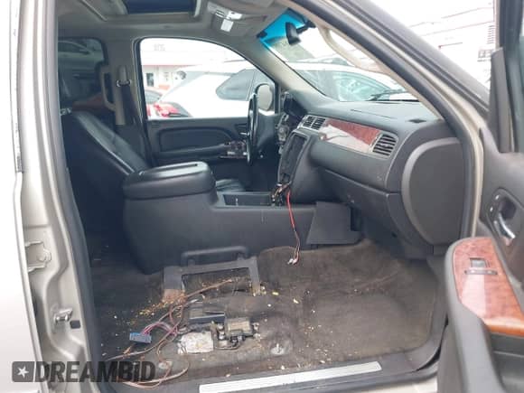 2007 Chevrolet Tahoe LTZ с VIN 1GNFC13J97R303920, выставлен на аукционе IAAI как лот 42184709 с пробегом 175 407 миль миль и . История ставок и продаж доступна на DreamBid. Изображение 5.