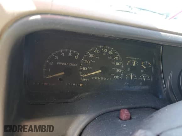 1997 Chevrolet Tahoe z VIN 1GNEC13R3VJ440753, wystawiony jako Copart lot #67836085 z przebiegiem 177 651 mil mil oraz Nie do naprawy • Non repairable. Historia ofert i sprzedaży dostępna na DreamBid. Obrazek 9.