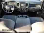 2019 Ram 1500 Express z VIN 1C6RR7KGXKS504537, wystawiony jako Copart lot #60721095 z przebiegiem 64 022 mil mil oraz Szkoda całkowita • Salvage title. Historia ofert i sprzedaży dostępna na DreamBid. Obrazek 8.