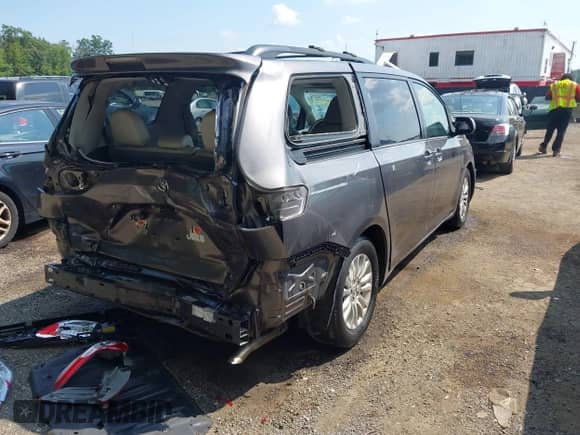 2014 Toyota Sienna XLE с VIN 5TDYK3DC7ES415582, выставлен на аукционе IAAI как лот 42871649 с пробегом 141 152 миль миль и . История ставок и продаж доступна на DreamBid. Изображение 4.