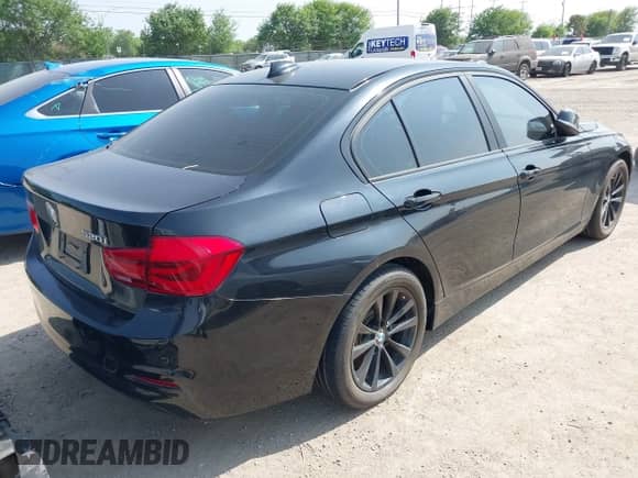 2016 BMW 3 Series 320i xDrive с VIN WBA8A3C51GK689115, выставлен на аукционе IAAI как лот 41933558 с пробегом 69 625 миль миль и . История ставок и продаж доступна на DreamBid. Изображение 4.
