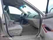 2004 Toyota Camry LE z VIN 4T1BE32K84U861432, wystawiony jako IAAI lot #42570803 z przebiegiem 226 690 mil mil oraz . Historia ofert i sprzedaży dostępna na DreamBid. Obrazek 5.