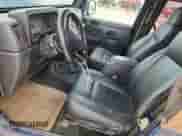 2003 Jeep Wrangler X z VIN 1J4FA39S33P356428, wystawiony jako Copart lot #70285135 z przebiegiem 147 788 mil mil oraz Szkoda całkowita • Salvage title. Historia ofert i sprzedaży dostępna na DreamBid. Obrazek 7.