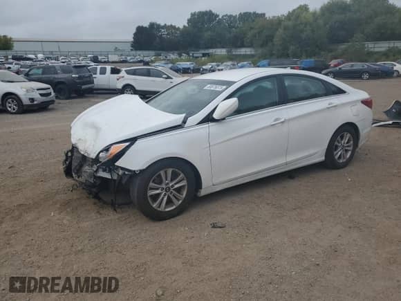 2013 Hyundai Sonata GLS z VIN 5NPEB4AC7DH647360, wystawiony jako Copart lot #80876075 z przebiegiem 121 084 mil mil oraz Czysty tytuł • Clean title. Historia ofert i sprzedaży dostępna na DreamBid. Obrazek 1.