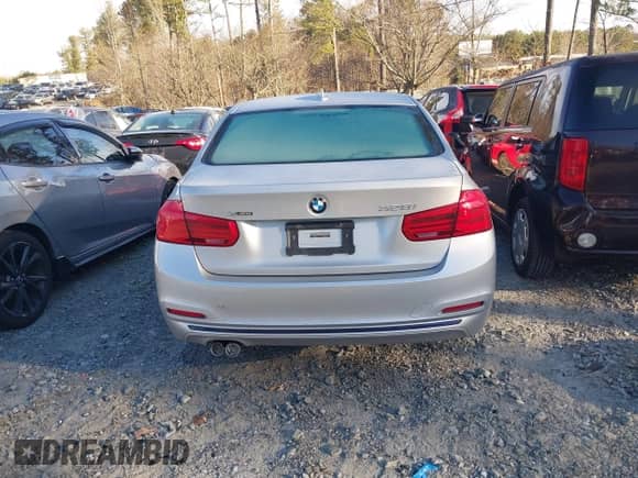 2016 BMW 3 Series 328i xDrive z VIN WBA8E3G58GNT80352, wystawiony jako IAAI lot #41501046 z przebiegiem Nie podano mil oraz . Historia ofert i sprzedaży dostępna na DreamBid. Obrazek 16.