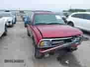 1996 Chevrolet Blazer z VIN 1GNCS13W6T2179271, wystawiony jako IAAI lot #41621943 z przebiegiem 103 498 mil mil oraz . Historia ofert i sprzedaży dostępna na DreamBid. Obrazek 1.