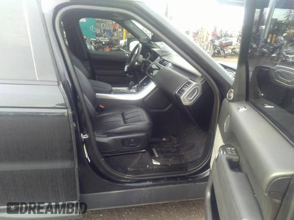 2020 Land Rover Range Rover Sport SE z VIN SALWG2SU5LA741348, wystawiony jako IAAI lot #39484742 z przebiegiem 57 216 mil mil oraz . Historia ofert i sprzedaży dostępna na DreamBid. Obrazek 5.