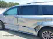 2023 Toyota Sienna LE с VIN 5TDKSKFC5PS087398, выставлен на аукционе IAAI как лот 42689642 с пробегом 22 875 миль миль и . История ставок и продаж доступна на DreamBid. Изображение 14.