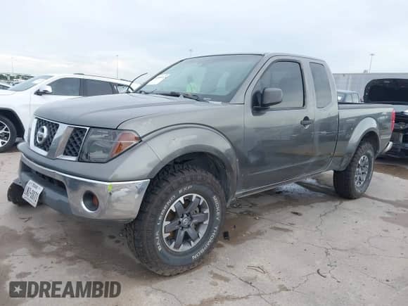2007 Nissan Frontier SE z VIN 1N6AD06U57C401794, wystawiony jako IAAI lot #42486012 z przebiegiem 254 007 mil mil oraz . Historia ofert i sprzedaży dostępna na DreamBid. Obrazek 2.
