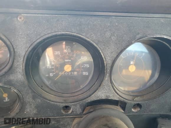 1981 Chevrolet Silverado 2500 с VIN 1GCGK24T0BZ116483, выставлен на аукционе Copart как лот 67346424 с пробегом 850 237 миль миль и Чистый • Clean title. История ставок и продаж доступна на DreamBid. Изображение 9.