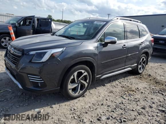 2024 Subaru Forester Touring z VIN JF2SKAMC8RH446233, wystawiony jako Copart lot #70040875 z przebiegiem 41 285 mil mil oraz Szkoda całkowita • Salvage title. Historia ofert i sprzedaży dostępna na DreamBid. Obrazek 1.