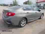 2017 Chevrolet Cruze LT z VIN 1G1BE5SMXH7215310, wystawiony jako IAAI lot #43400905 z przebiegiem 129 073 mil mil oraz . Historia ofert i sprzedaży dostępna na DreamBid. Obrazek 4.