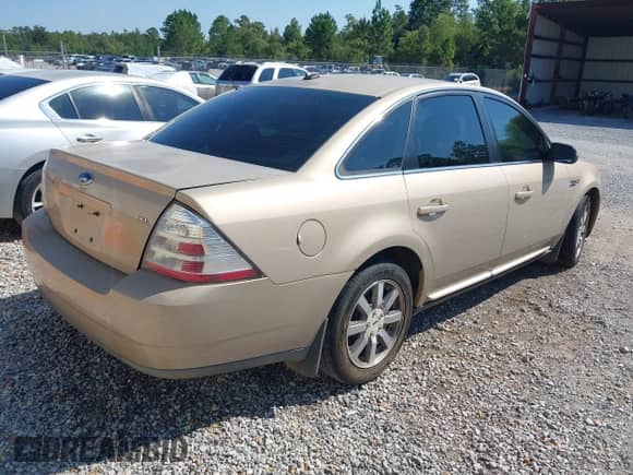 2008 Ford Taurus SEL with VIN 1FAHP24W58G139106, listed as a IAAI auction lot 43057390 with 204,153 mi miles and . Bid and sale history available at DreamBid. Image 4.