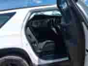 2023 Chevrolet Traverse Premier z VIN 1GNEVKKW2PJ314684, wystawiony jako IAAI lot #43074914 z przebiegiem 19 521 mil mil oraz . Historia ofert i sprzedaży dostępna na DreamBid. Obrazek 8.