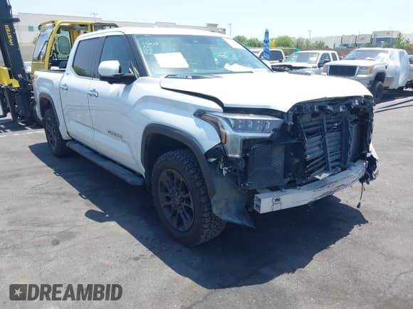 2023 Toyota Tundra Limited Hybrid z VIN 5TFJC5DBXPX037076, wystawiony jako IAAI lot #42324604 z przebiegiem 39 900 mil mil oraz . Historia ofert i sprzedaży dostępna na DreamBid. Obrazek 1.