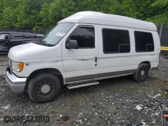 2000 Ford Econoline Cargo Recreational with VIN 1FDRE14L3YHA17676, listed as a Copart auction lot 58571465 with 174,129 mi miles and Salvage title. Bid and sale history available at DreamBid. Image 1.