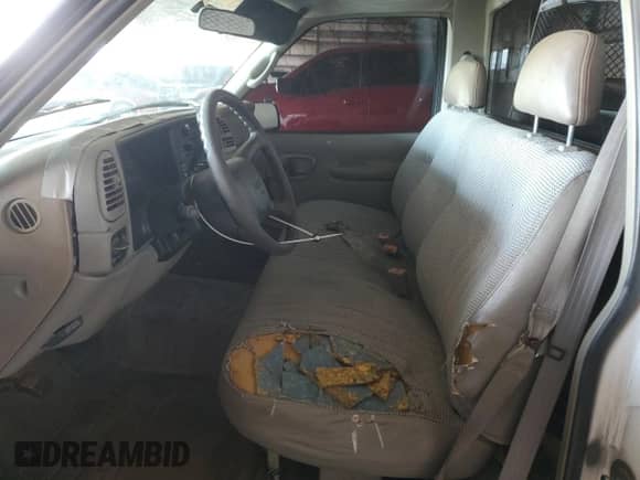 1998 GMC Sierra 1500 z VIN 1GTEC14M6WZ850008, wystawiony jako Copart lot #68911324 z przebiegiem 110 409 mil mil oraz Szkoda całkowita • Salvage title. Historia ofert i sprzedaży dostępna na DreamBid. Obrazek 7.