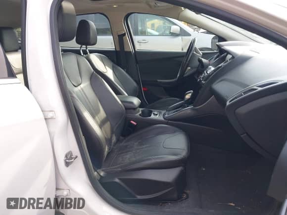 2012 Ford Focus Titanium z VIN 1FAHP3N28CL308942, wystawiony jako IAAI lot #42889159 z przebiegiem 117 266 mil mil oraz . Historia ofert i sprzedaży dostępna na DreamBid. Obrazek 5.