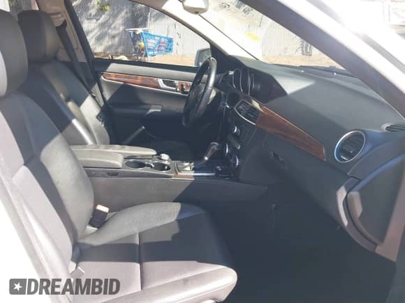 2013 Mercedes-Benz C 300 Sport с VIN WDDGF8AB5DR299259, выставлен на аукционе IAAI как лот 43406105 с пробегом 175 495 миль миль и . История ставок и продаж доступна на DreamBid. Изображение 5.