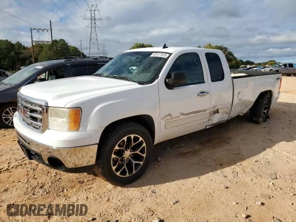 2010 GMC Sierra 1500 z VIN 1GTSKVE03AZ241430, wystawiony jako Copart lot #82417815 z przebiegiem 379 729 mil mil oraz Szkoda całkowita • Salvage title. Historia ofert i sprzedaży dostępna na DreamBid. Obrazek 1.