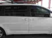 2011 Toyota Sienna LE z VIN 5TDKK3DC3BS097347, wystawiony jako IAAI lot #43452395 z przebiegiem 291 898 mil mil oraz . Historia ofert i sprzedaży dostępna na DreamBid. Obrazek 14.