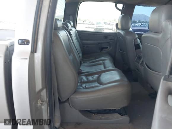2004 Chevrolet Silverado 2500HD LS z VIN 1GCHK23204F266787, wystawiony jako IAAI lot #42609410 z przebiegiem 327 235 mil mil oraz . Historia ofert i sprzedaży dostępna na DreamBid. Obrazek 8.
