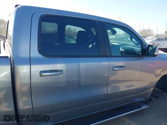 2020 Ram 1500 Big Horn z VIN 1C6RREFT4LN188726, wystawiony jako IAAI lot #41654574 z przebiegiem 107 756 mil mil oraz . Historia ofert i sprzedaży dostępna na DreamBid. Obrazek 13.