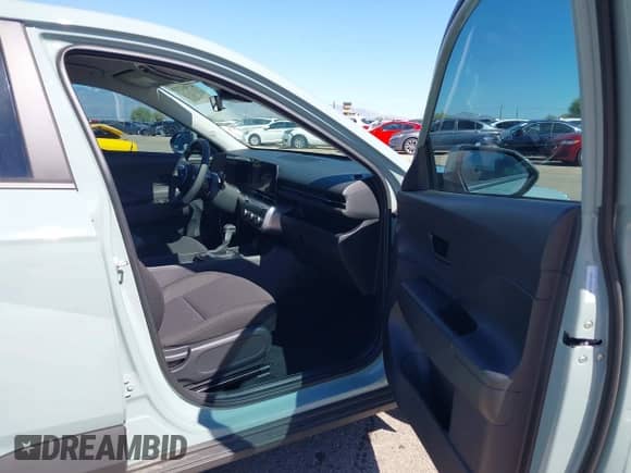 2025 Hyundai Kona SE z VIN KM8HA3AB8SU268349, wystawiony jako IAAI lot #43461222 z przebiegiem 5 517 mil mil oraz . Historia ofert i sprzedaży dostępna na DreamBid. Obrazek 5.