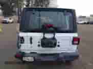 2022 Jeep Wrangler Unlimited Sport z VIN 1C4HJXDNXNW253510, wystawiony jako IAAI lot #41461051 z przebiegiem 32 571 mil mil oraz . Historia ofert i sprzedaży dostępna na DreamBid. Obrazek 17.