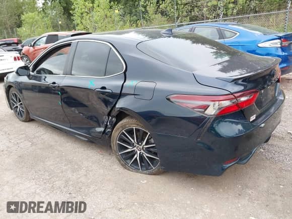 2021 Toyota Camry SE Nightshade z VIN 4T1T11AK9MU430894, wystawiony jako IAAI lot #43127250 z przebiegiem 80 059 mil mil oraz . Historia ofert i sprzedaży dostępna na DreamBid. Obrazek 3.