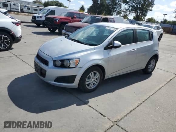 2014 Chevrolet Sonic LT z VIN 1G1JD6SH0E4221556, wystawiony jako Copart lot #86081125 z przebiegiem 121 059 mil mil oraz Szkoda całkowita • Salvage title. Historia ofert i sprzedaży dostępna na DreamBid. Obrazek 1.