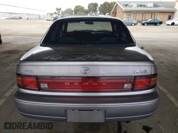 1992 Toyota Camry z VIN JT2VK12E3N0015025, wystawiony jako Copart lot #55521815 z przebiegiem 176 104 mil mil oraz Szkoda całkowita • Salvage title. Historia ofert i sprzedaży dostępna na DreamBid. Obrazek 6.